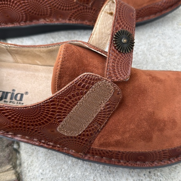Alegria Brenna Brandy Brown Suede Leather Embossed Clogs. Size 41 ( 10.5-11 ). - Picture 8 of 12